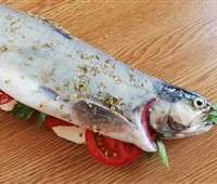 Jobi-Grillfisch Sommer:   Der Jobi-Saibling im Ganzen ist mit Kräutern der Region und Salz  gewürzt, m