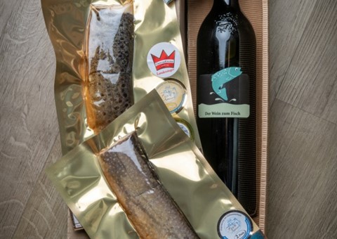 Fisch & Wein Small:   In einem netten Karton verpackt mit   1 Fl. Der Wein zum Fisch, 1 Stk. ger